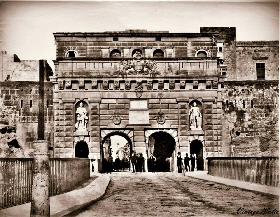 putirjal-gate-and-cannon-bollard